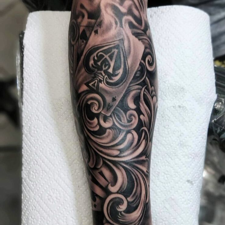 Tatuaż as karta w motywie ornamenty i stylu realistyczne na ręce