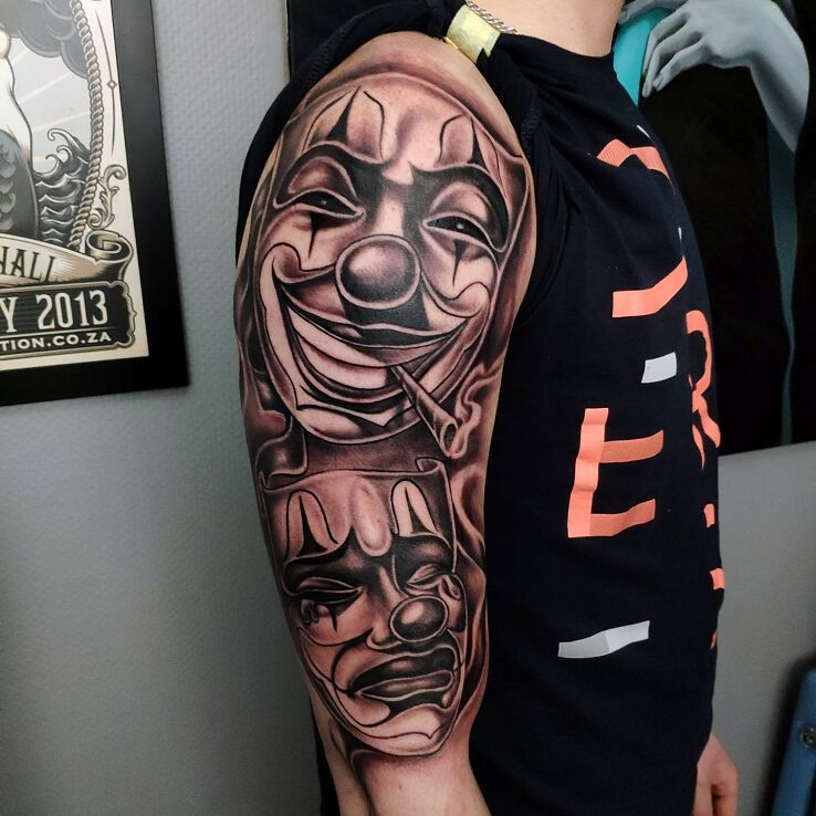 Tatuaż maski clown w motywie demony i stylu realistyczne na przedramieniu