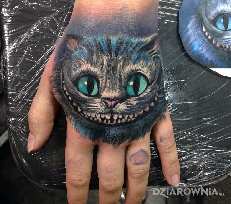 Tatuaż zwariowany kot w motywie zwierzęta na dłoni