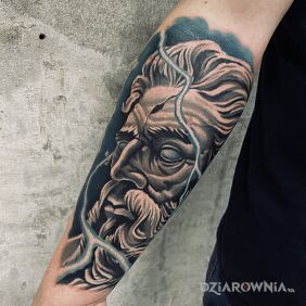 Tatuaż Kamienny Zeus na przedramieniu motyw: fantasy styl: realistyczne