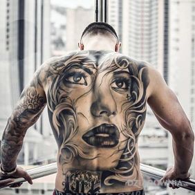 Tatuaż Portret dziewczyny na plecach motyw: 3D styl: realistyczne