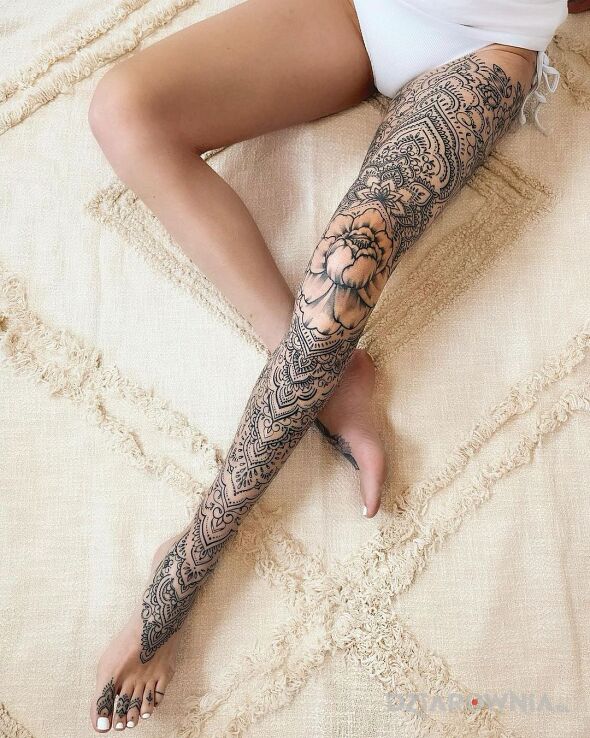 Tatuaż dłuuga noga w motywie nogawki i stylu graficzne / ilustracyjne na nodze
