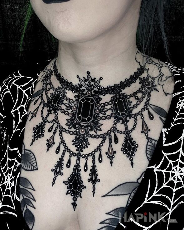 Tattoo Mega czarny naszyjnik in black and gray motif and blackwork / blackout style on the chest
