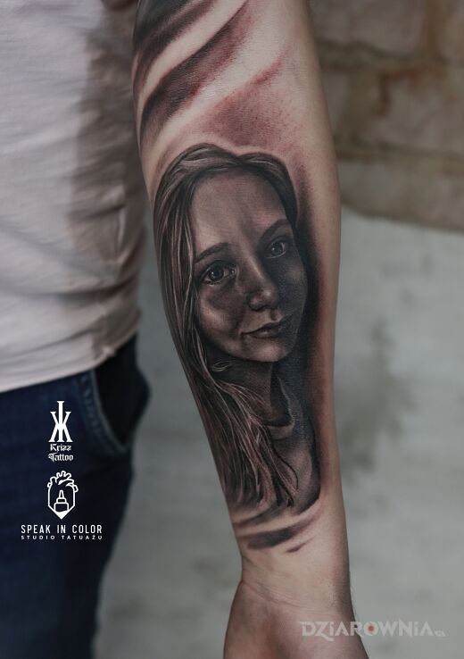 Tatuaż portret dziewczynki w motywie czarno-szare i stylu realistyczne na przedramieniu