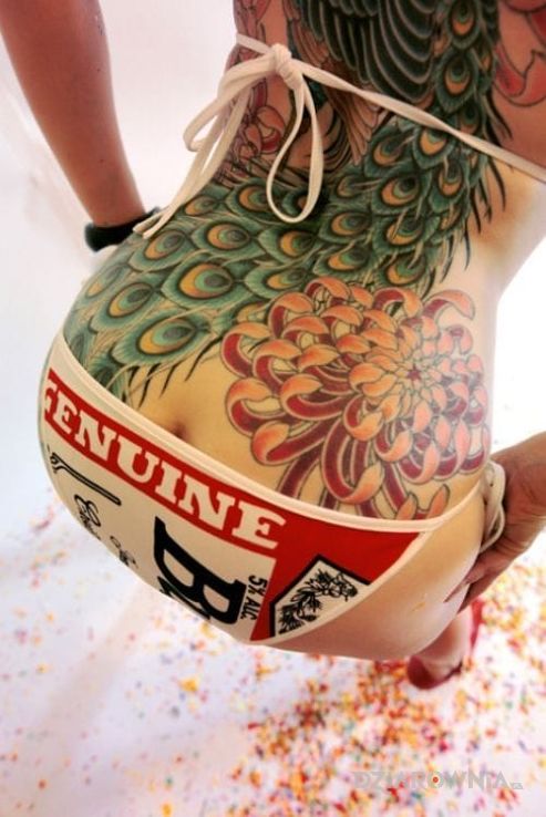 Tatuaż ogon pawia w motywie kwiaty na plecach
