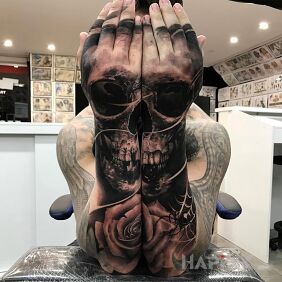 Tattoo Czaszunia on the forearm motif: flowers style: realistic