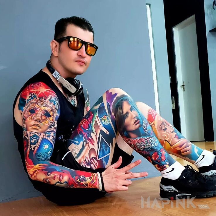 Tattoo Kolorowy gostek in faces motif and realistic style on the leg