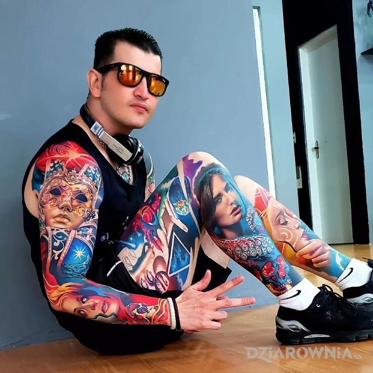 Tatuaż kolorowy gostek w motywie kolorowe i stylu realistyczne na nodze