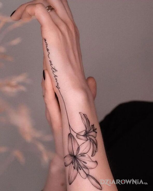 Tatuaż amor aeternus w motywie napisy i stylu kaligrafia na dłoni