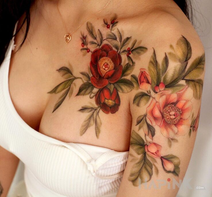 Tattoo Blade kwiaty in flowers motif and realistic style on the collarbone