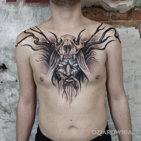 Tatuaż Mroczny dziadyga na obojczyku motyw: czaszki styl: dotwork
