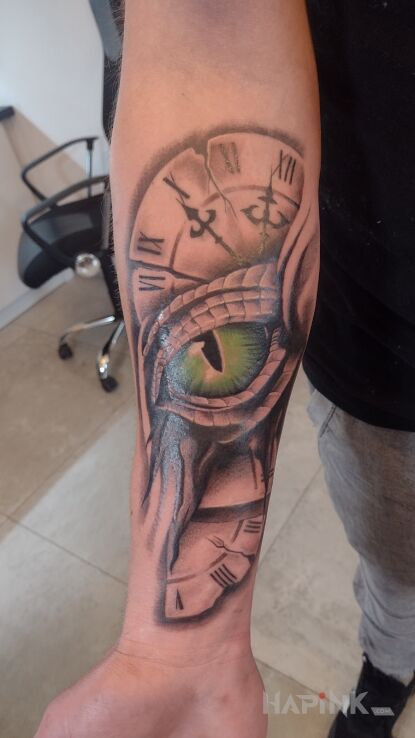 Tattoo Oko smoka. in dragons motif and realistic style On the arm
