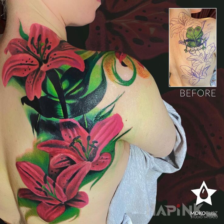 Tattoo Kwiatowy, kolorowy cover up in cover-up motif and realistic style on the shoulder blades