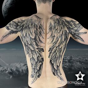 Tatuaż I believe I can fly ;) na plecach motyw: czarno-szare styl: realistyczne