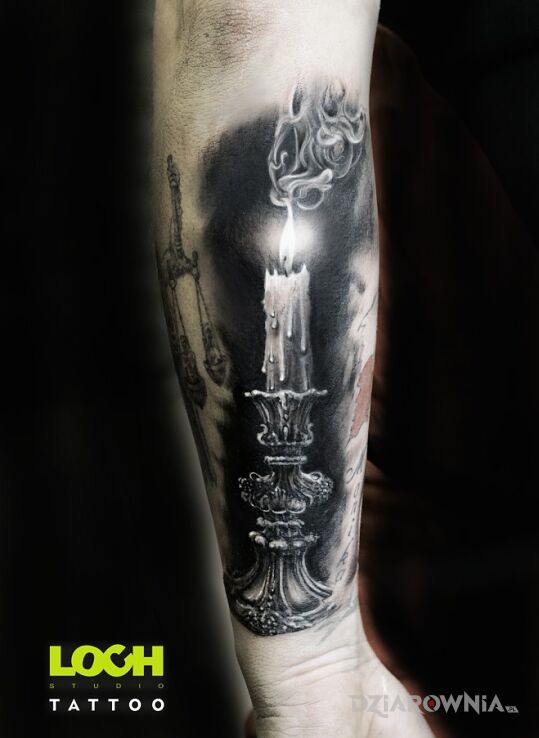 Tatuaż paląca się świeca w motywie święcące w ciemności i stylu realistyczne na przedramieniu