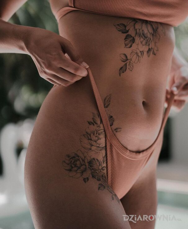 Tatuaż kwiaty od góry kwiaty od dołu w motywie kwiaty i stylu realistyczne na brzuchu