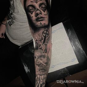 Tatuaż Grobowe sprawy na ręce motyw: czarno-szare styl: realistyczne
