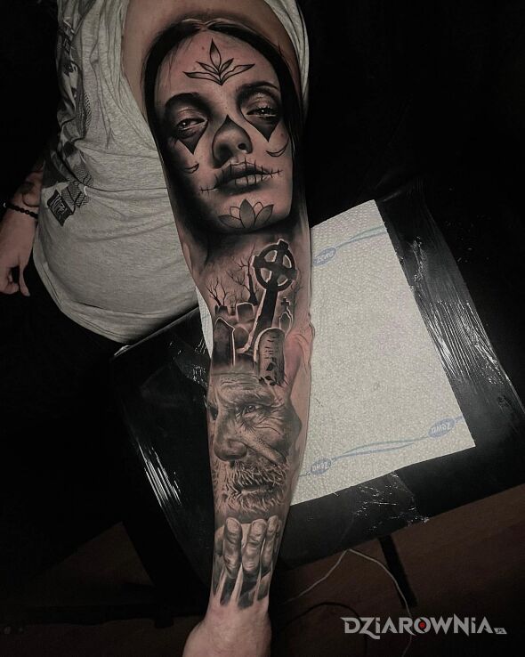 Tatuaż grobowe sprawy w motywie santa muerte i stylu realistyczne na przedramieniu