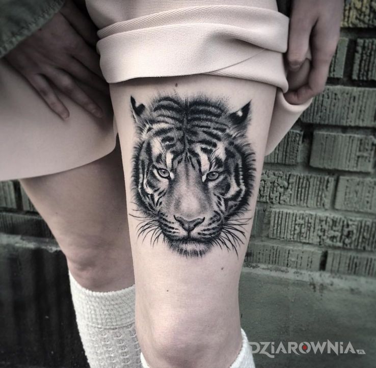Tatuaż twarz tygrysa w motywie zwierzęta i stylu realistyczne na nodze
