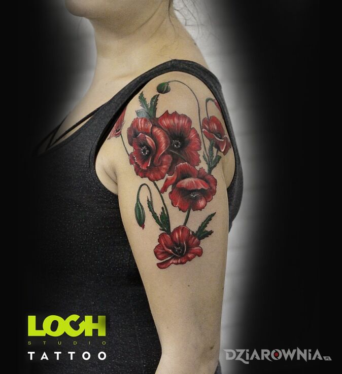 Tatuaż maki w motywie kwiaty i stylu realistyczne na ramieniu