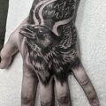 Wycena tatuażu - Tatuaż na dłoni - kruk