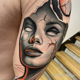 Tatuaż Face Tattoo na ramieniu motyw: twarze styl: neotradycyjne