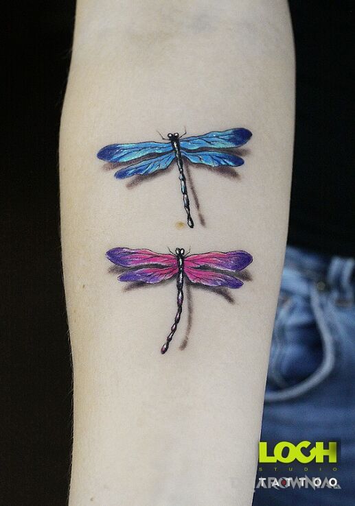 Tatuaż ważki na przedramieniu w motywie owady i stylu realistyczne na przedramieniu