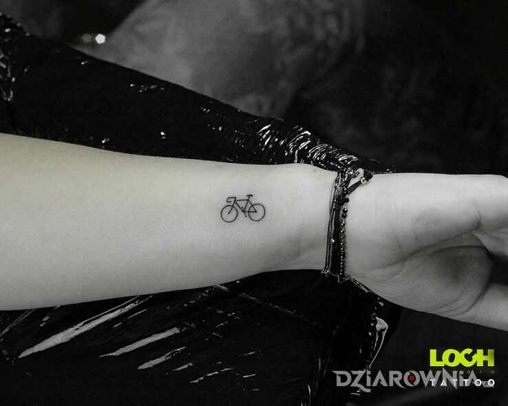 Tatuaż mini rowerek w motywie pozostałe i stylu kontury / linework na przedramieniu