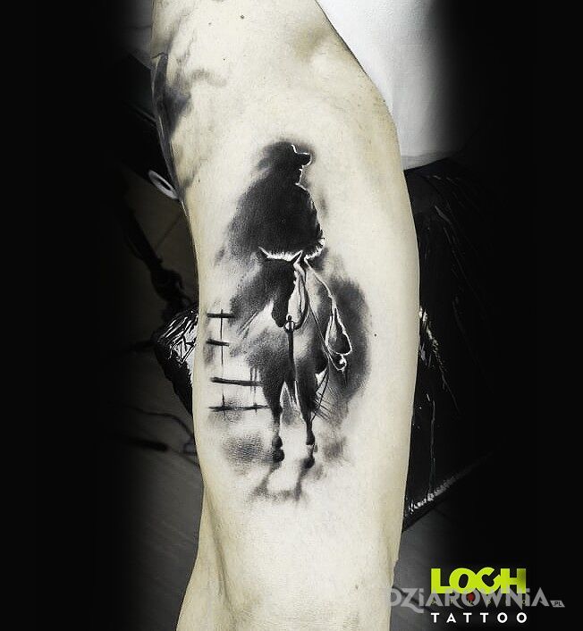 Tatuaż kowboj albo jeździec na koniu w motywie czarno-szare i stylu szkic na ręce