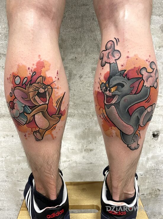 Tatuaż tom and jerry w motywie kolorowe i stylu kreskówkowe / komiksowe na łydce