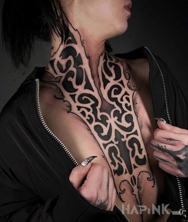 Tattoo Czarny wzór in other motif and blackwork / blackout style on the chest