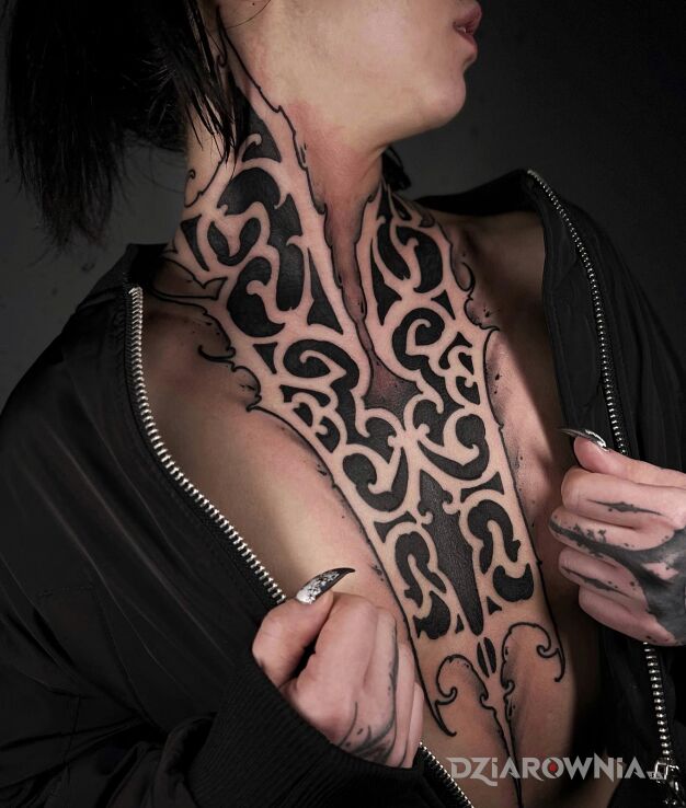 Tatuaż czarny wzór w motywie czarno-szare i stylu blackwork / blackout między piersiami