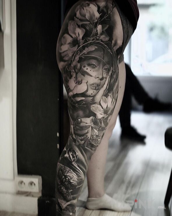 Tattoo Dziewczyna w kwiatach in flowers motif and realistic style on the thigh