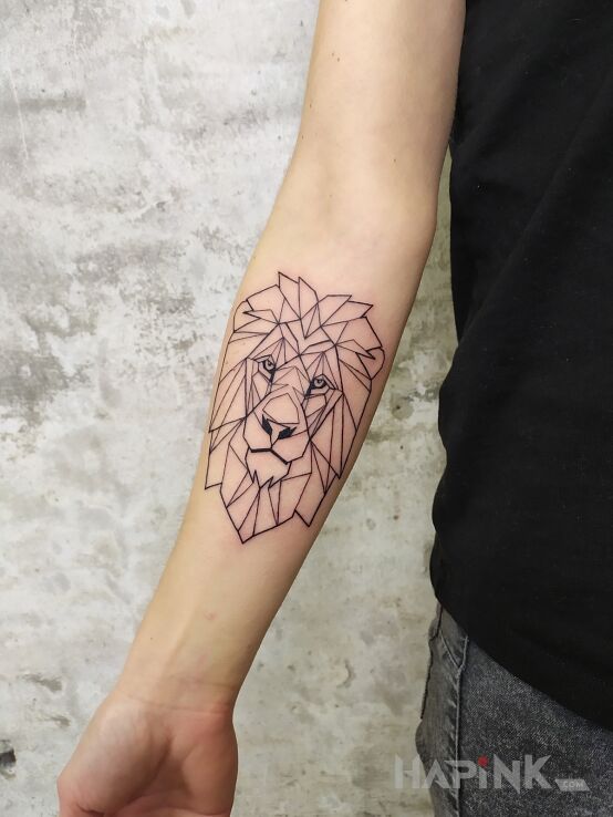 Tattoo Graficzny Lew in animals motif and contour / linework style on the forearm