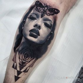 Tatuaż Portret kobiety na łydce motyw: twarze styl: realistyczne