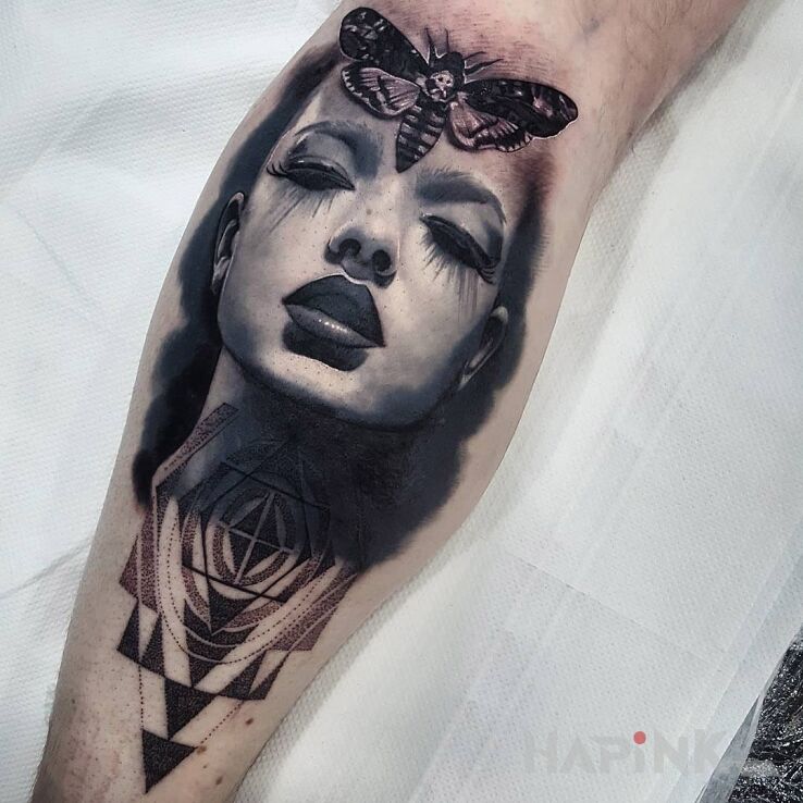 Tattoo Portret kobiety in 3D motif and realistic style on the calf
