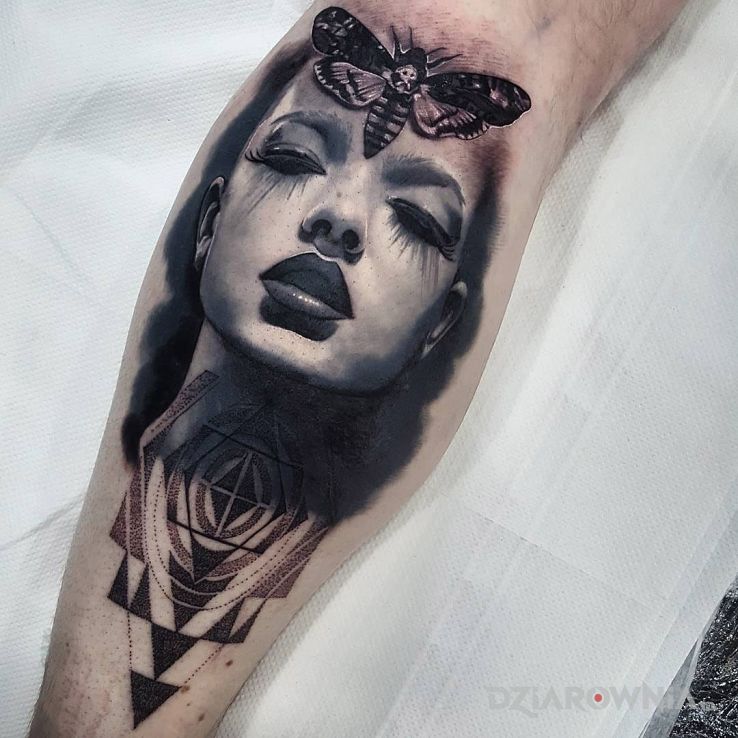 Tatuaż portret kobiety w motywie motyle i stylu realistyczne na łydce