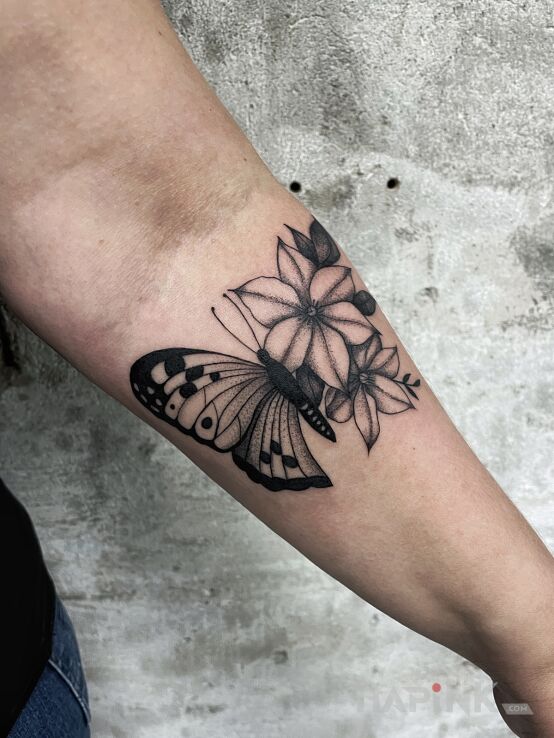 Tattoo Półkwiatowy Półmotylek in black and gray motif and graphic / illustrative style on the forearm