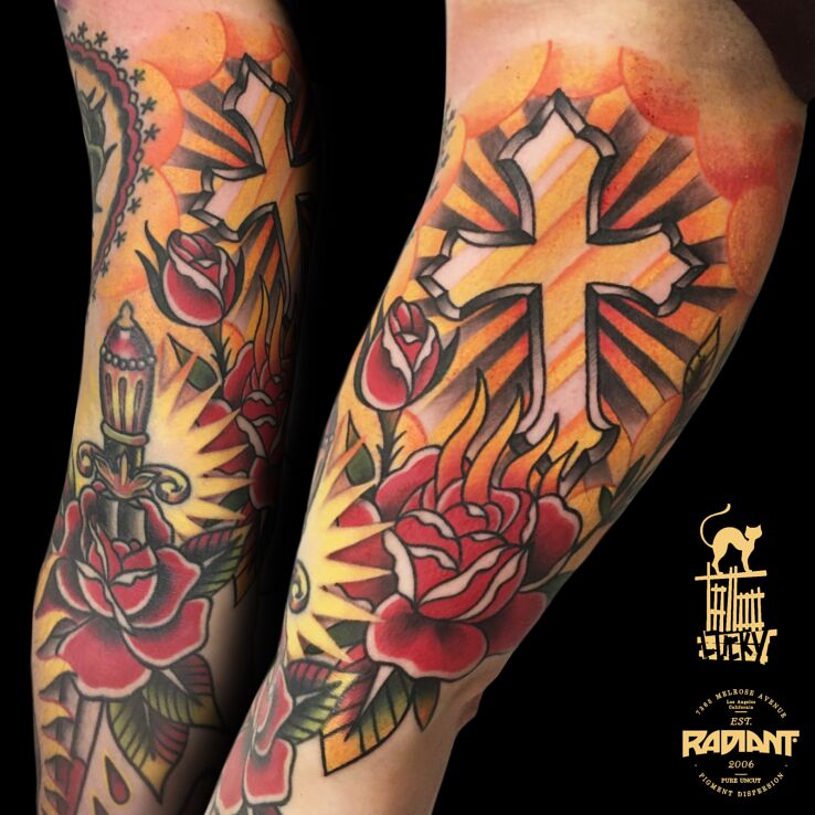 Tatuaż krzyż w motywie religijne i stylu kontury / linework na ręce