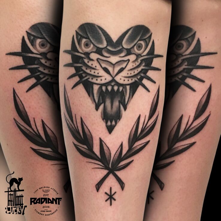 Tatuaż serco-zwierz i wieniec w motywie zwierzęta i stylu kontury / linework na piszczeli
