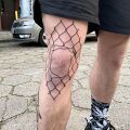 Wycena tatuażu - Metalowa siatka na kolanie
