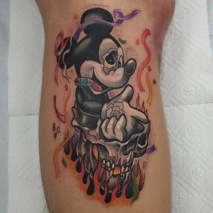 Tatuaż creepy mickey w motywie science fiction i stylu watercolor na ręce