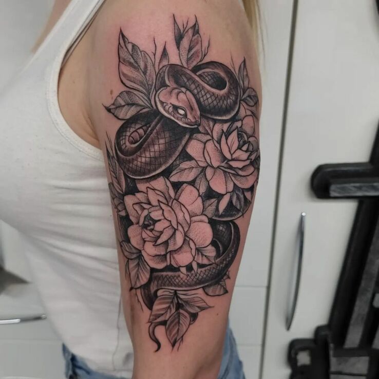 Tatuaż wąż kwiaty w motywie czarno-szare i stylu szkic na bicepsie
