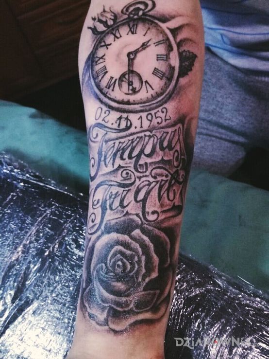 Tatuaż zegar z datą w motywie kwiaty i stylu realistyczne na przedramieniu