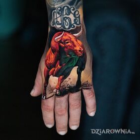 Tatuaż Co tam byku? na ręce motyw: kolorowe styl: realistyczne
