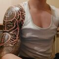 Pomoc - Wypukly tatuaz na kostkach dłoni