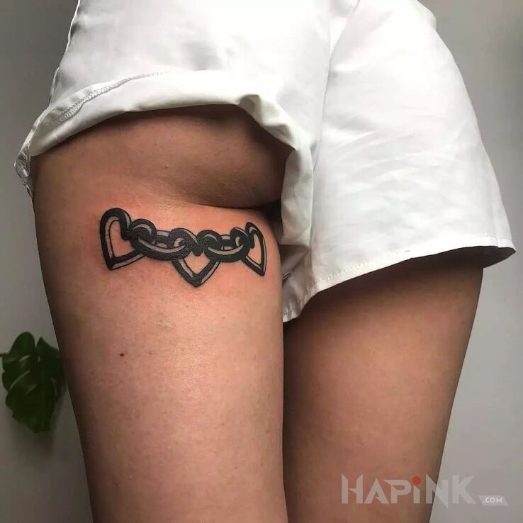 Tattoo Łańcuch z serduszek in black and gray motif and graphic / illustrative style on the thigh