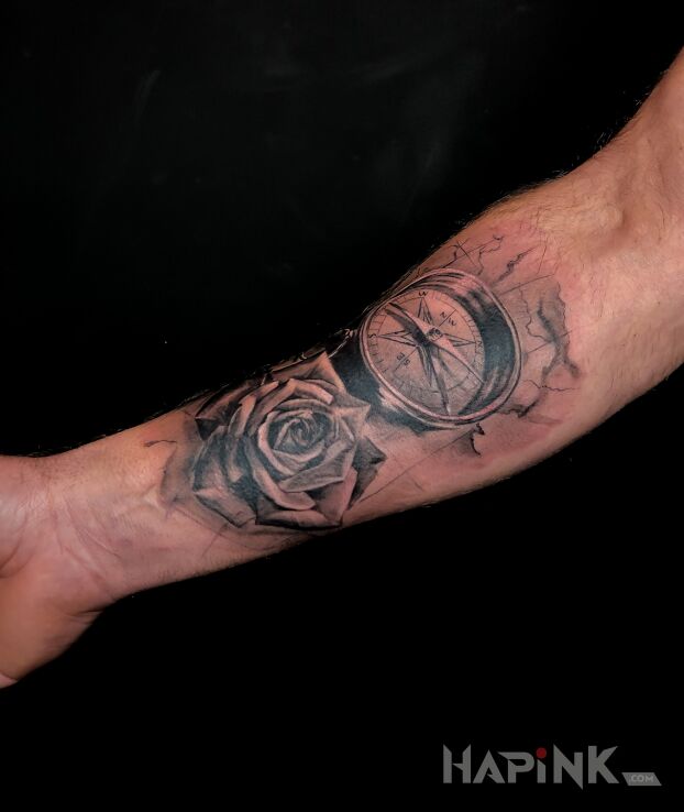 Tattoo Tatuaż z kompasem na przedramieniu in black and gray motif and realistic style on the forearm