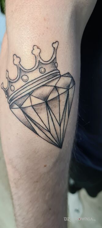 Tatuaż diament z koroną w motywie 3D i stylu geometryczne na przedramieniu