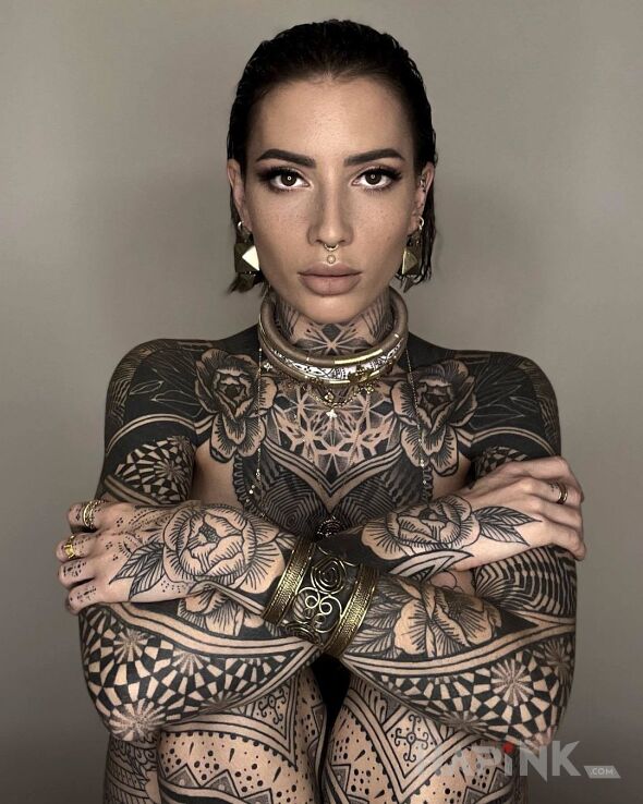 Tattoo Dokładna w każdym calu in black and gray motif and geometric style on the elbow